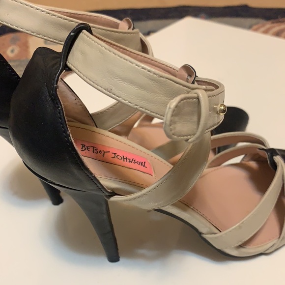 BETSEY JOHNSON COLORBLOCK HEELS BEIGE & BLACK 4” TWO TONE PINUP ROCKABILLY SZ 9 - Picture 5 of 15
